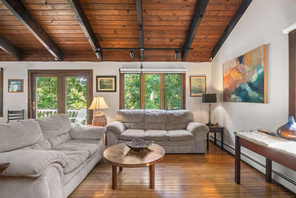 un salon avec un canapé et une table dans l'établissement Spacious 4 Bedroom with AC Dog Friendly, à Wellfleet