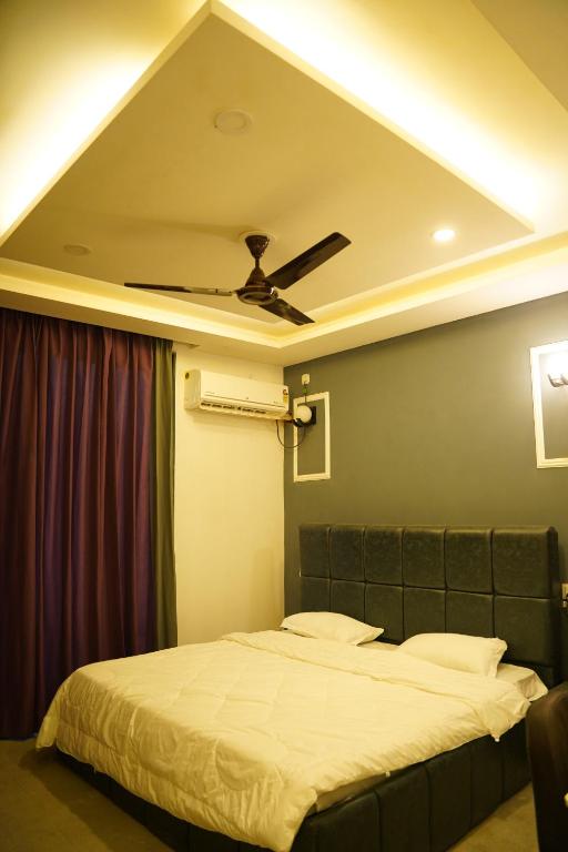 Ένα ή περισσότερα κρεβάτια σε δωμάτιο στο Razain suites