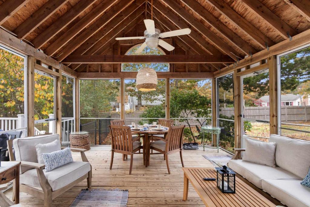 Χώρος καθιστικού στο Game Room Firepit Mins to Beaches