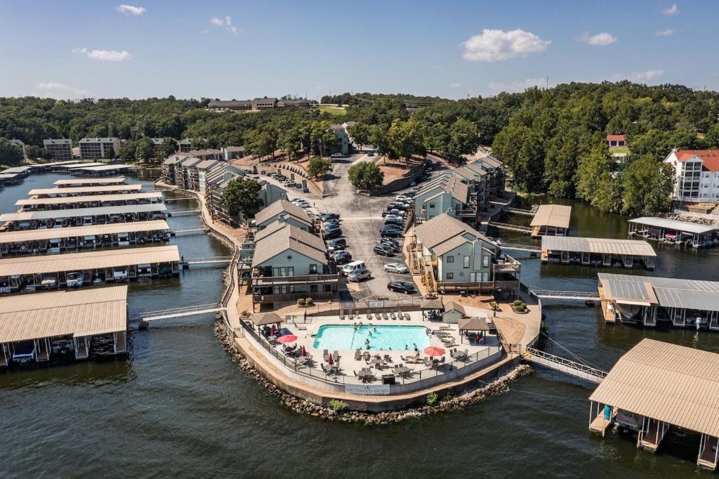 Φωτογραφία από το άλμπουμ του Lakefront Condo with Indoor and Outdoor Pools! σε Four Seasons