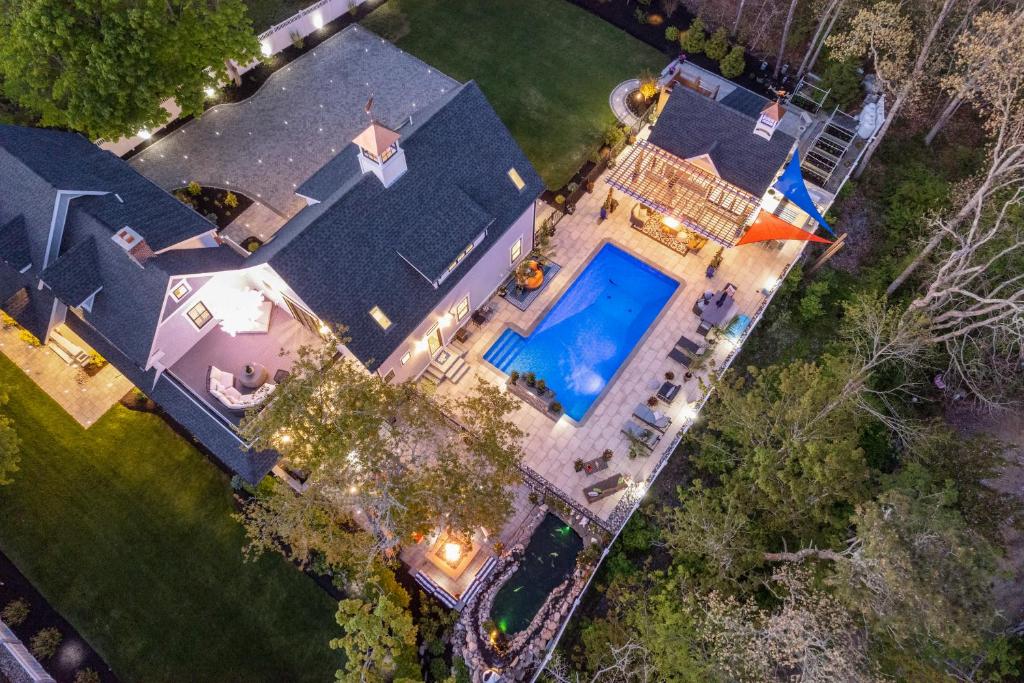 een bovenaanzicht van een huis met een zwembad bij Heated Pool Outdoor Kitchen Luxury Living in Harwich