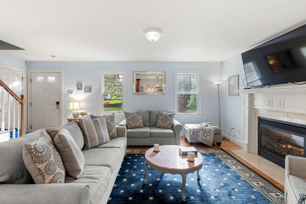 Posezení v ubytování 1 Mile to Red River Beach Game Room Central AC