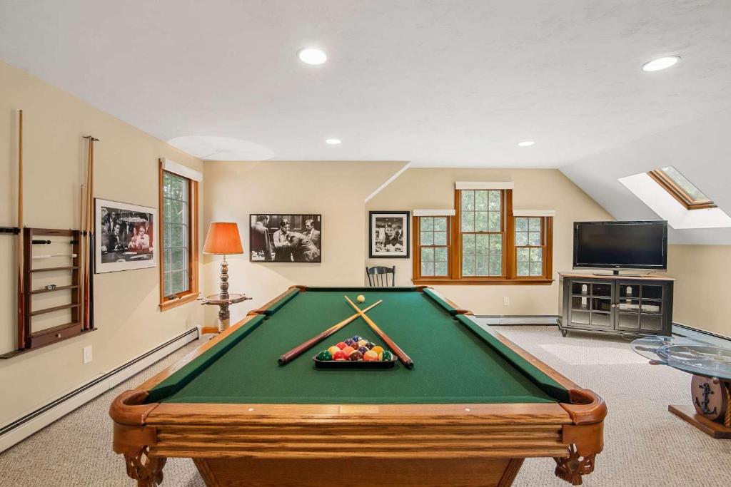 un salon avec une table de billard et une télévision dans l'établissement Near Corporation Beach Game Room, à East Dennis