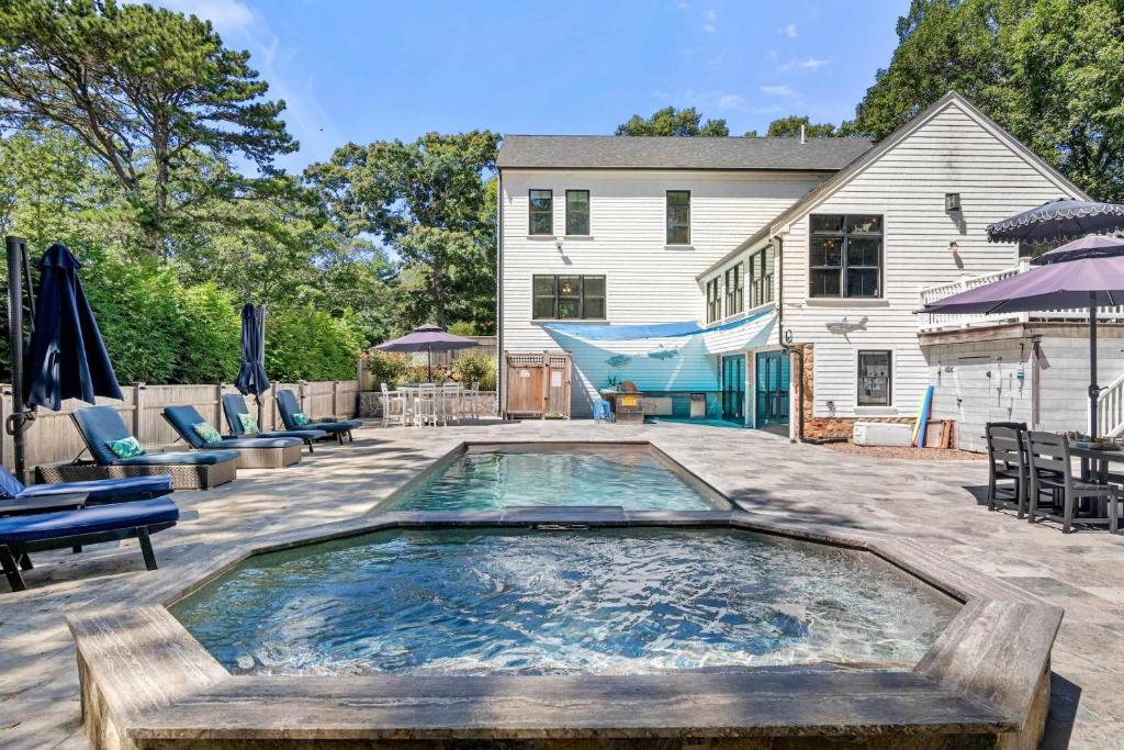 Bazén v ubytování Luxurious Escape Pool Hot Tub Game Room nebo v jeho okolí