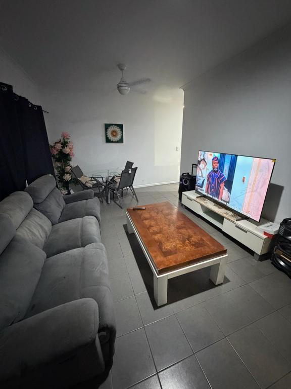 ein Wohnzimmer mit Couch und Flachbildfernseher in der Unterkunft Exquisite and Classic Apartment in Brisbane