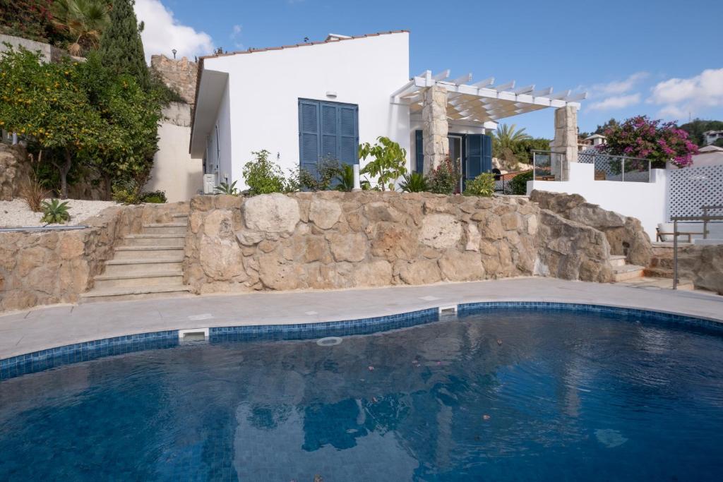 una piscina frente a una casa en Golden Hour Villa by Nomads, en Tala