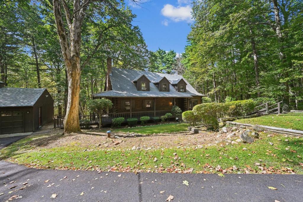 ein großes Haus mitten im Wald in der Unterkunft Cushing Home - Family Cabin Near Wachusett Mtn home in Ashburnham