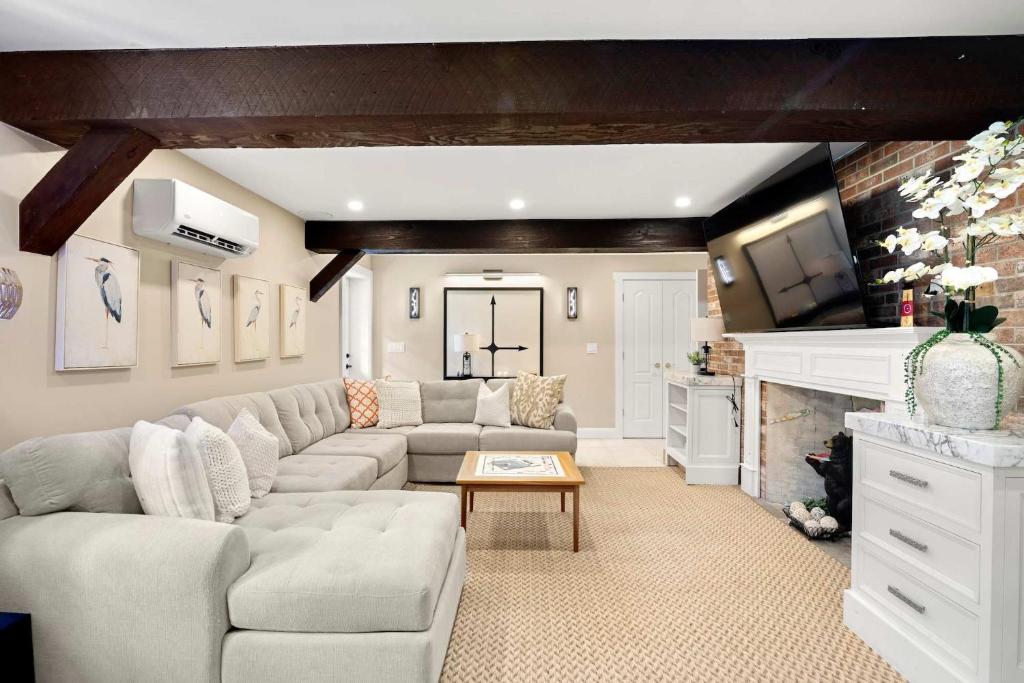 Χώρος καθιστικού στο Sprawling Newly Renovated Home Walk to Main St