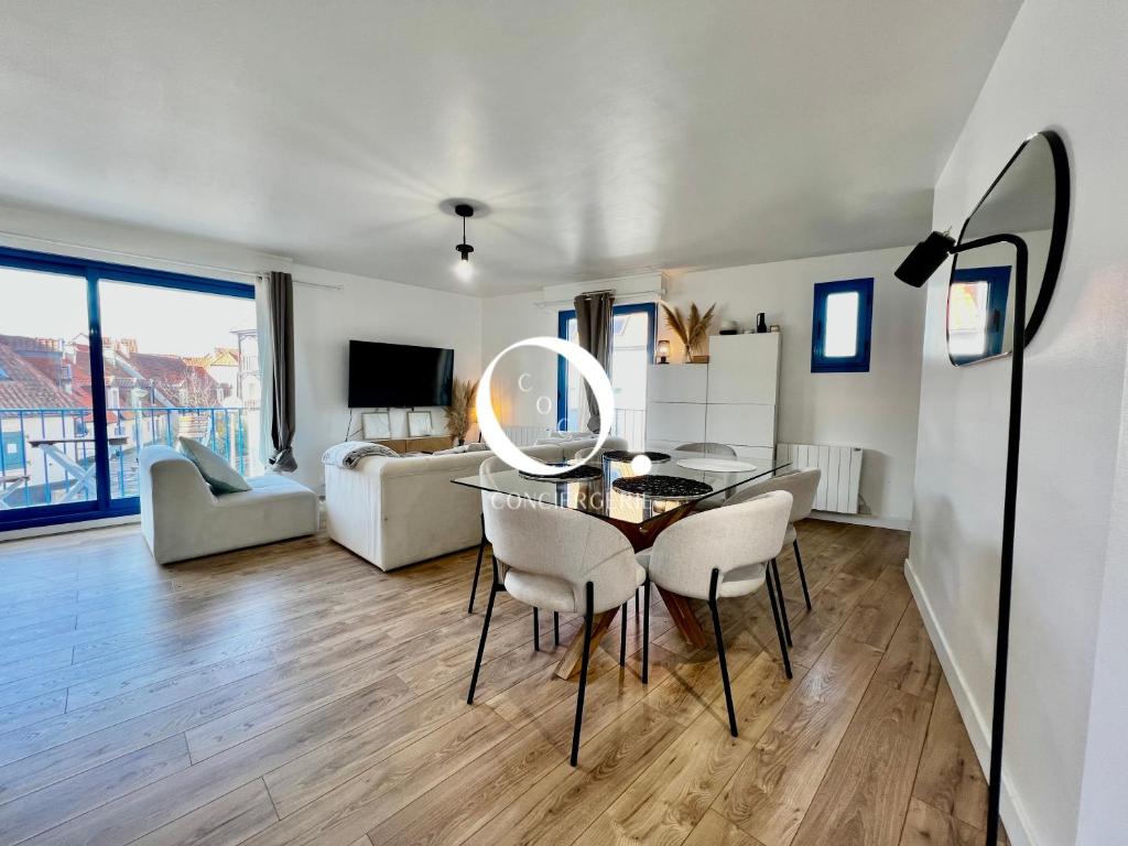 Khu vực ghế ngồi tại COC - La Dune