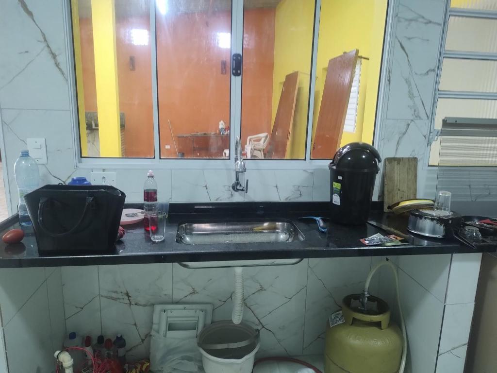 eine Küche mit Spüle und Arbeitsplatte in der Unterkunft Recanto de lazer in Itanhaém