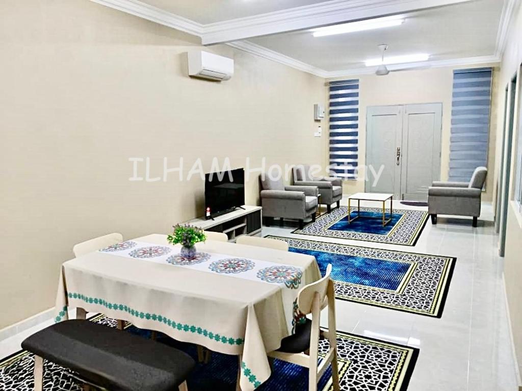 TV a/nebo společenská místnost v ubytování ILHAM homestay