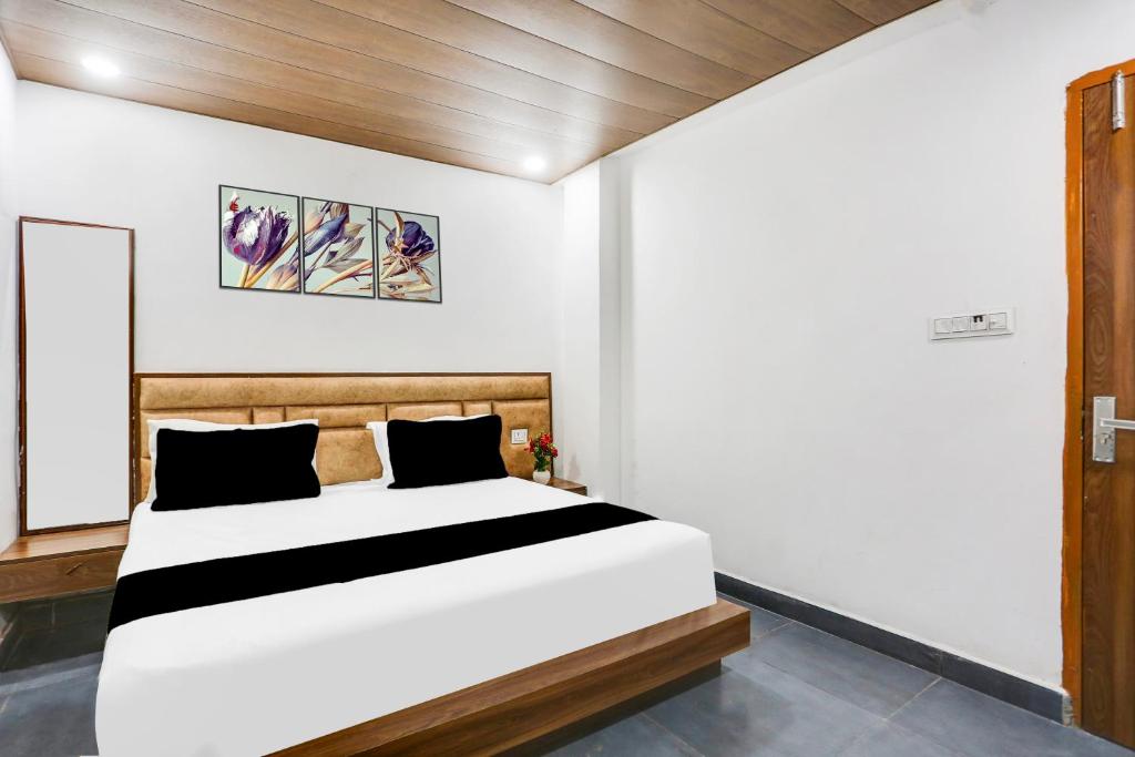 Ένα ή περισσότερα κρεβάτια σε δωμάτιο στο Hotel O The signature stay