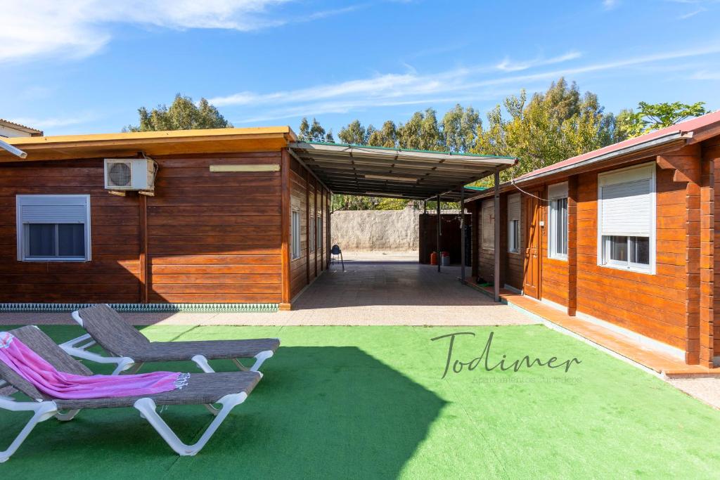 eine Terrasse mit 2 Stühlen und ein Haus in der Unterkunft Todimer casa roble in Carchuna