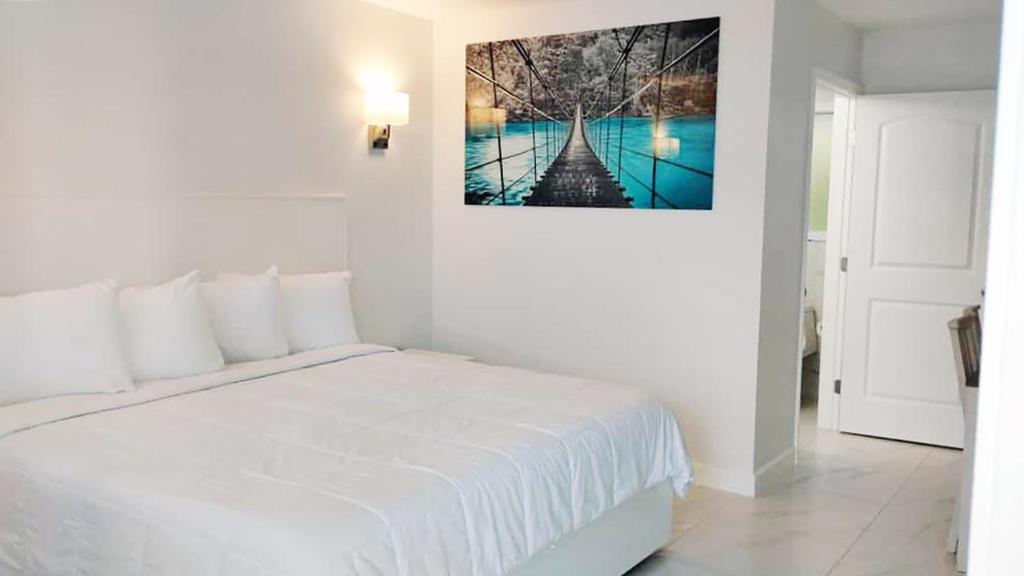 Postel nebo postele na pokoji v ubytování Palm Breeze Hotel