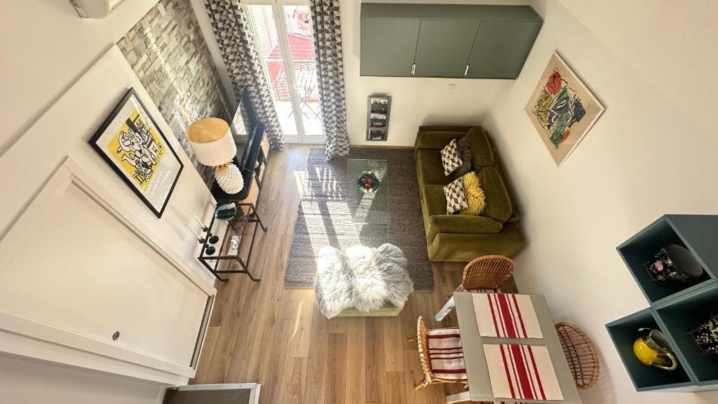 芒通Le cap的带沙发的客厅俯视图