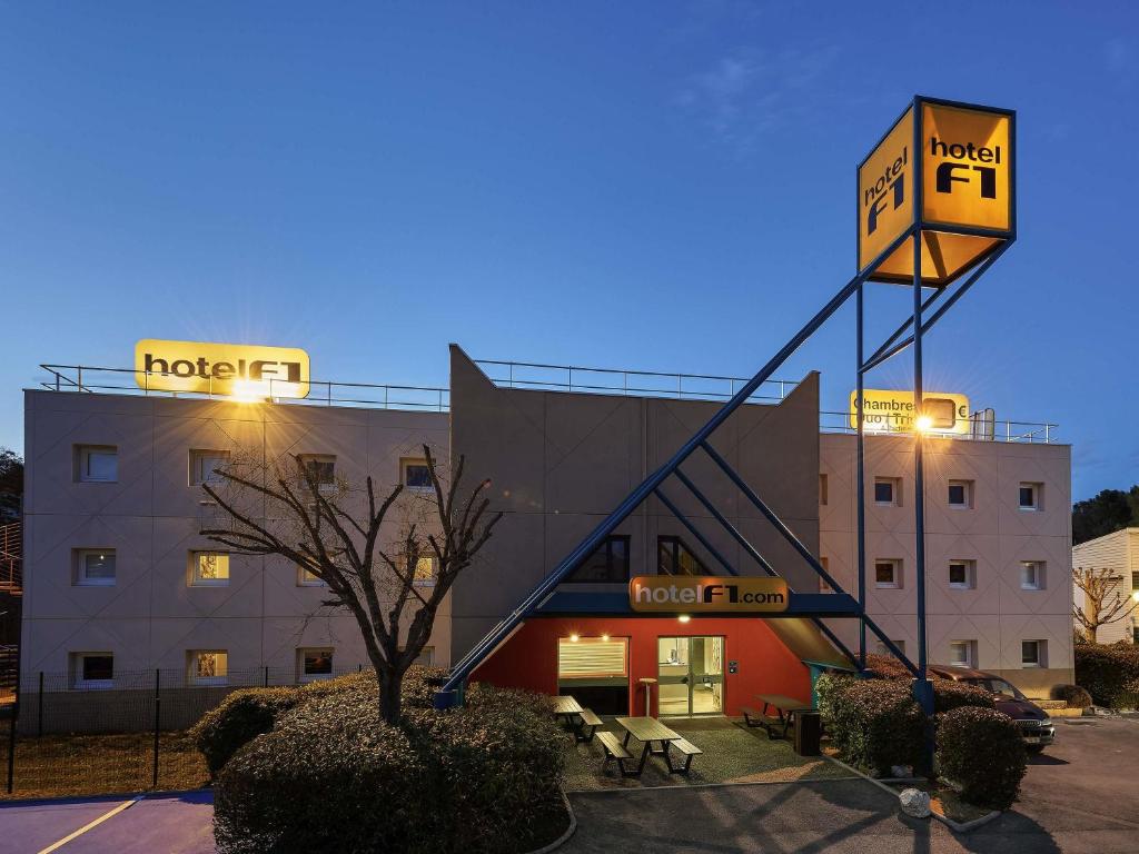 ein Hotel mit einem Schild vor einem Gebäude in der Unterkunft hotelF1 Lille Metropole in Mons-en-Baroeul