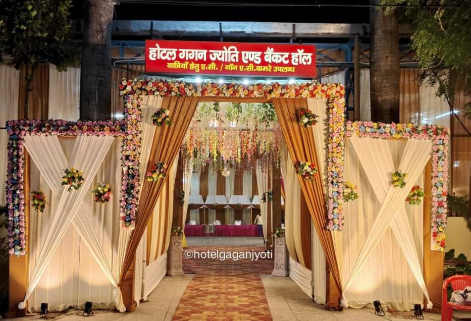une entrée dans une pièce avec deux portes blanches dans l'établissement Hotel Gagan Jyoti And Banquet Hall, à Rudrapur