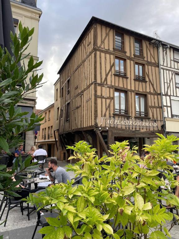 a wooden building sitting on top of a building at Studio Cosy 32 m2 hyper centre Châlons-en-Champagne in Chalons en Champagne