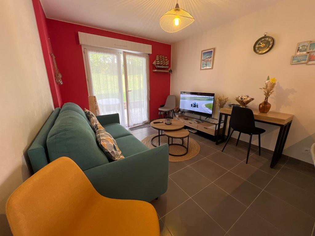 TV a/nebo společenská místnost v ubytování Proche centre-ville joli appartement 2p