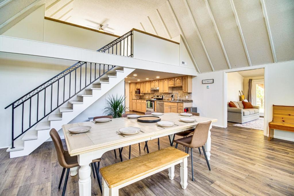 ein Esszimmer mit einem Tisch und einer Treppe in der Unterkunft Boat Dock and Lake Access Family Escape in Afton! in Monkey Island
