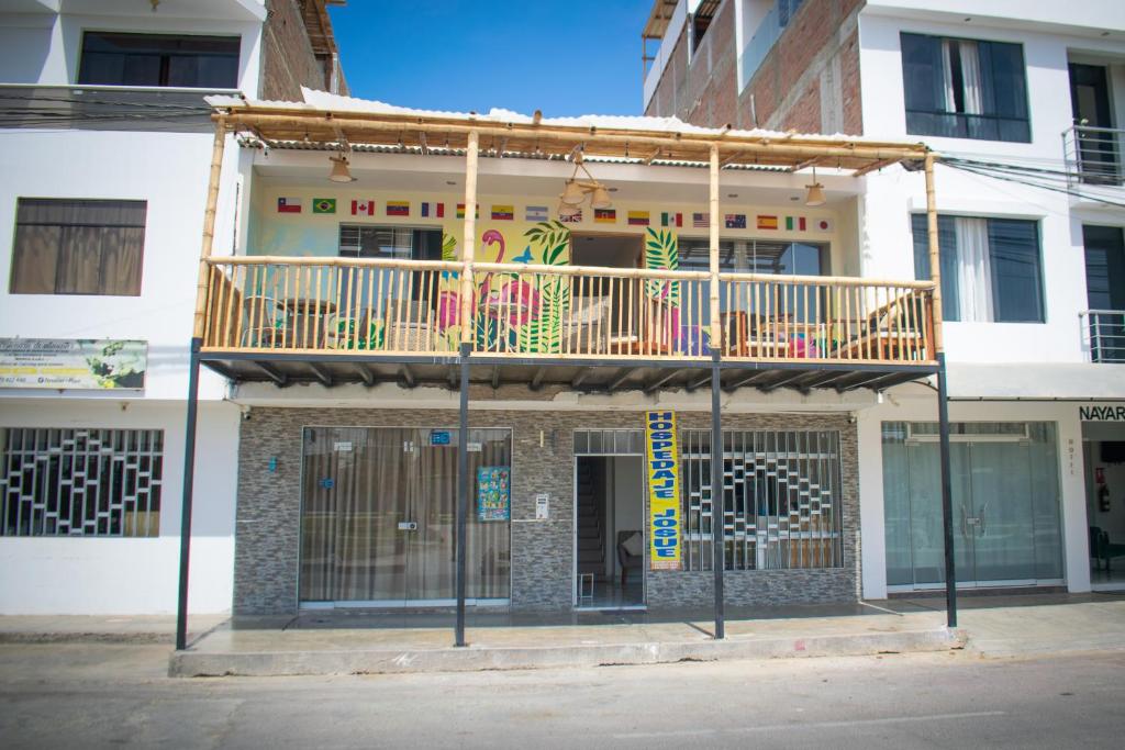 ein Gebäude mit einem Balkon darauf in der Unterkunft HOSPEDAJE JOSUE - paracas in Paracas