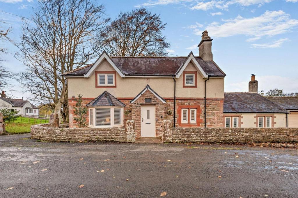 ein großes Backsteinhaus mit einer Steinmauer in der Unterkunft 3 Bed in Mealsgate oc-e33626 in Mealsgate