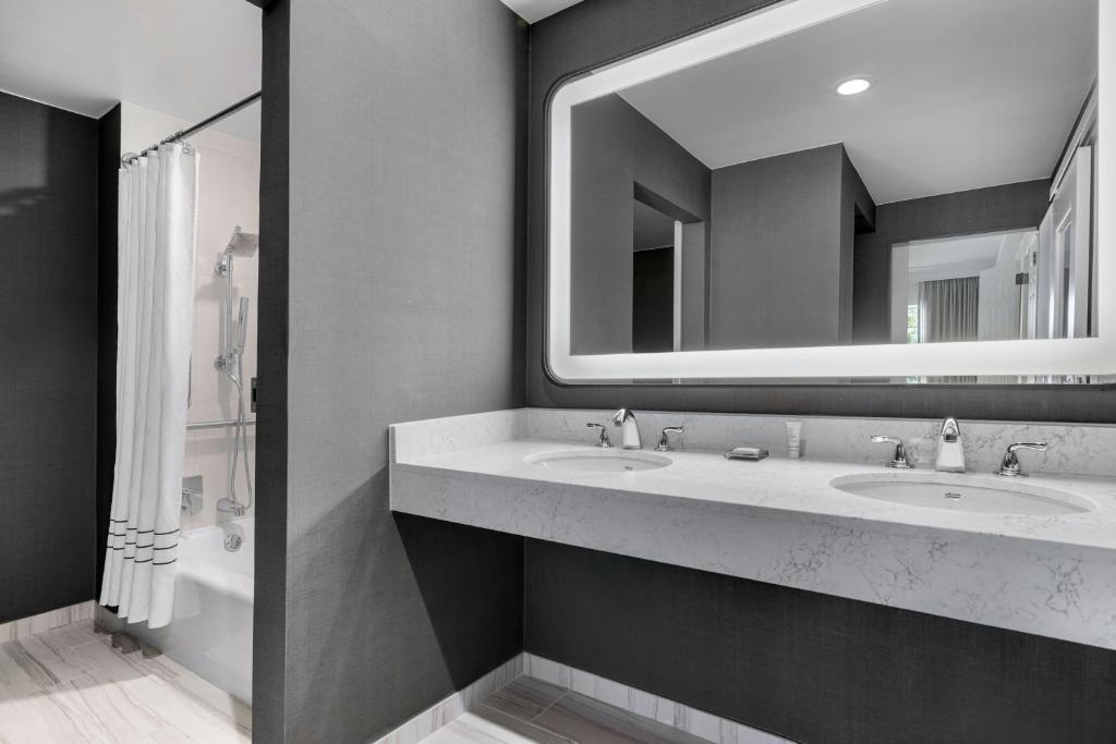 Chicago Marriott Midway - Club-Zimmer Mit Kingsize-Bett