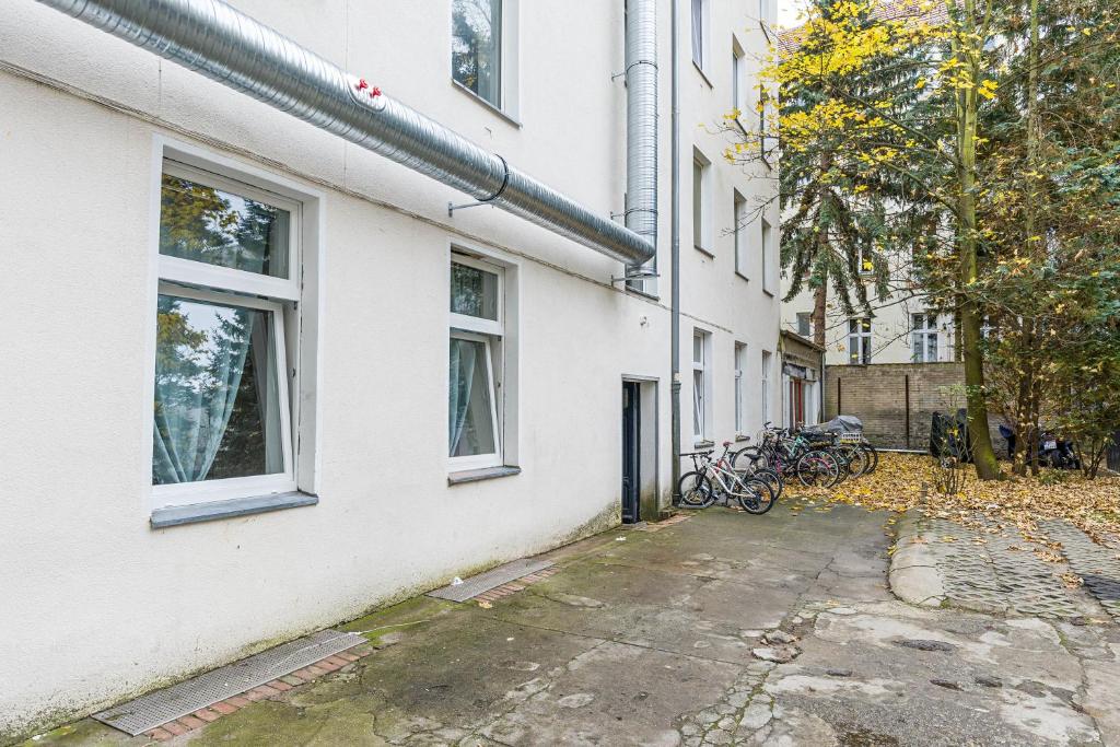 eine Gasse mit Fahrrädern neben einem Gebäude in der Unterkunft Jomi Stays Steglitz in Berlin
