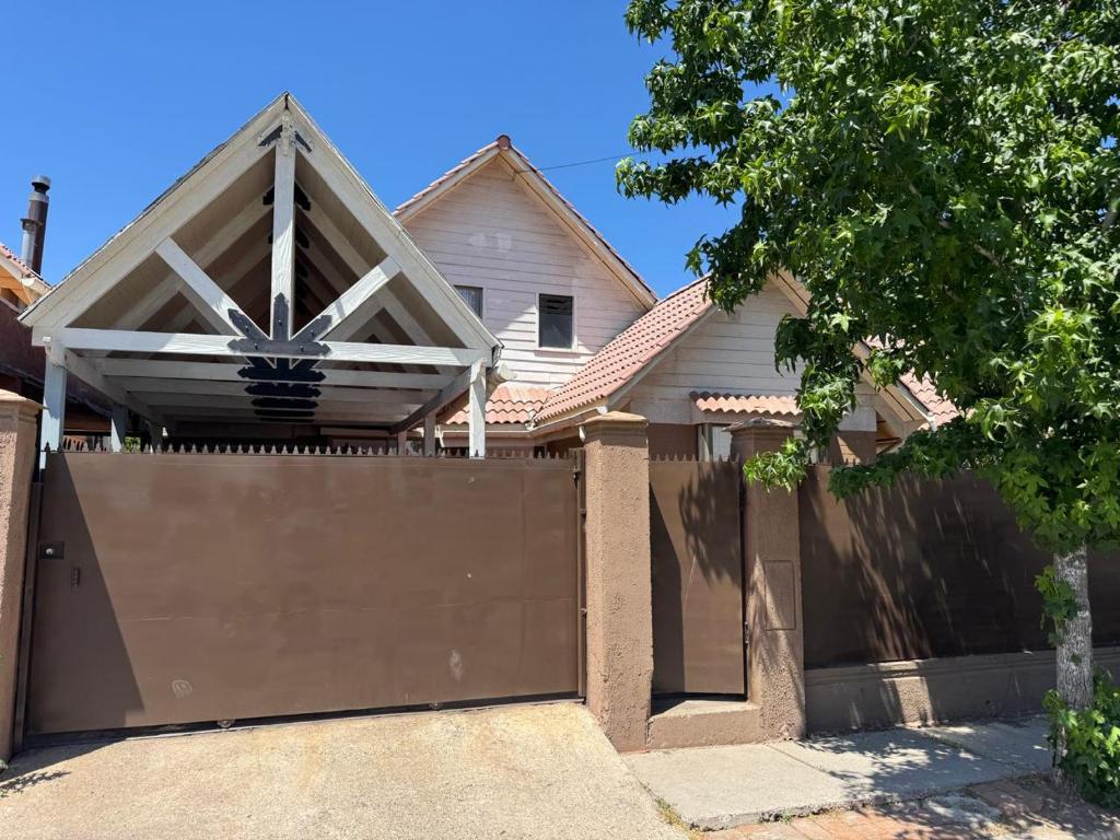 Το κτήριο όπου στεγάζεται  η παραθεριστική κατοικία