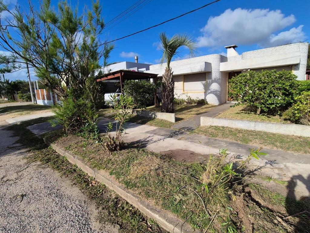 ein Haus mit Palmen vor einer Straße in der Unterkunft Casa Nueva La Paloma in La Paloma