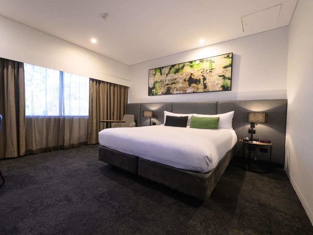 Giường trong phòng chung tại Mercure Penrith