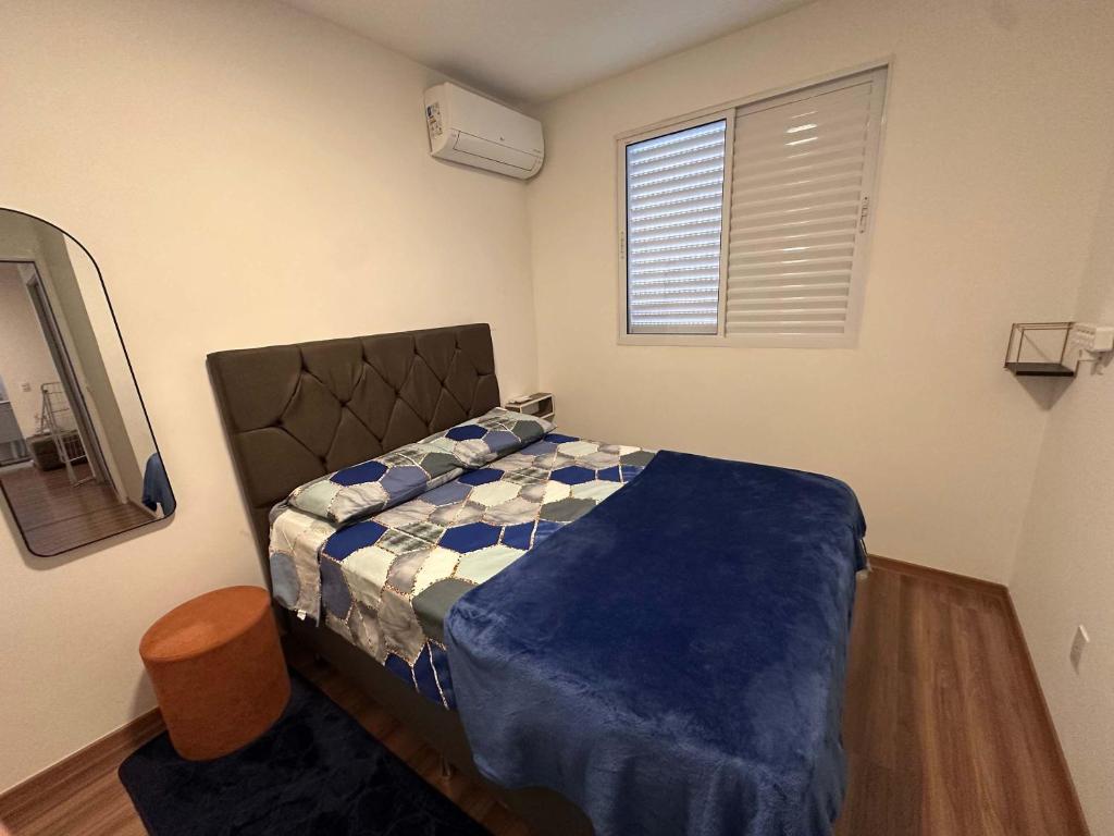 Ένα ή περισσότερα κρεβάτια σε δωμάτιο στο Ap com piscina e garagem prox do lago e shopping