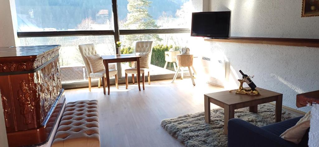 un salon avec un canapé et une table dans l'établissement House Planinka in the heart of nature, à Ljubno