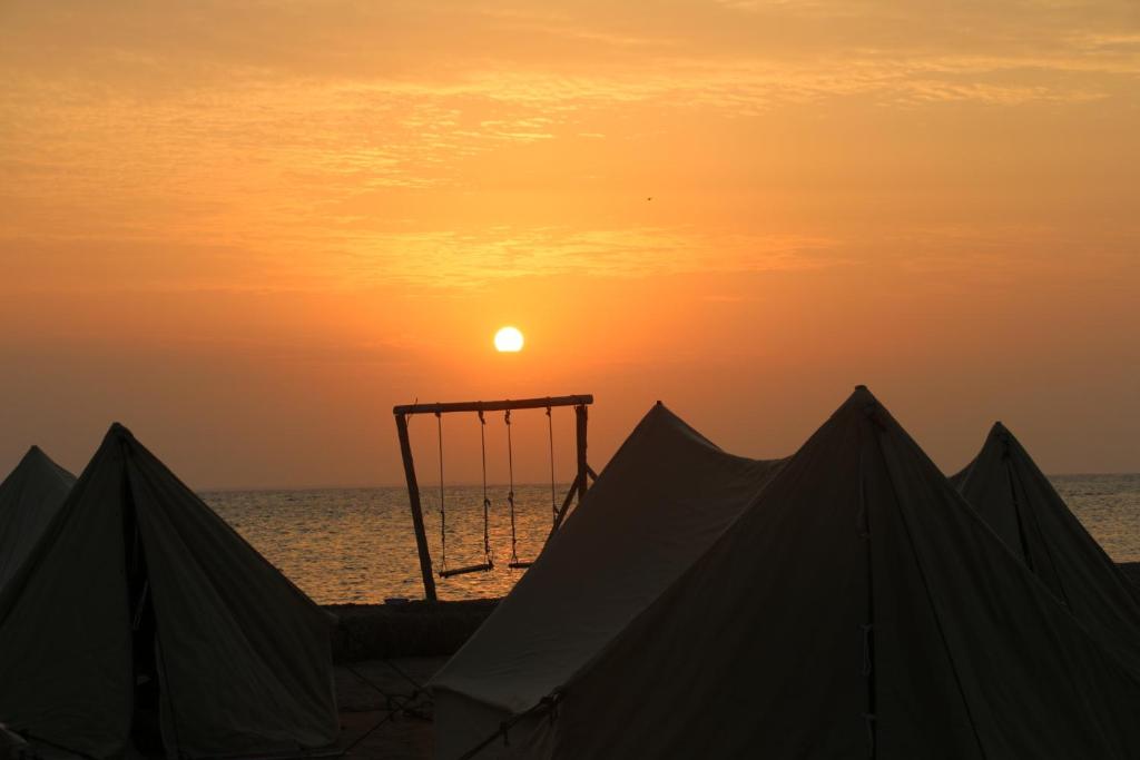 Η ανατολή ή δύση του ηλίου όπως φαίνεται από αυτό το κάμπινγκ ή από εκεί κοντά