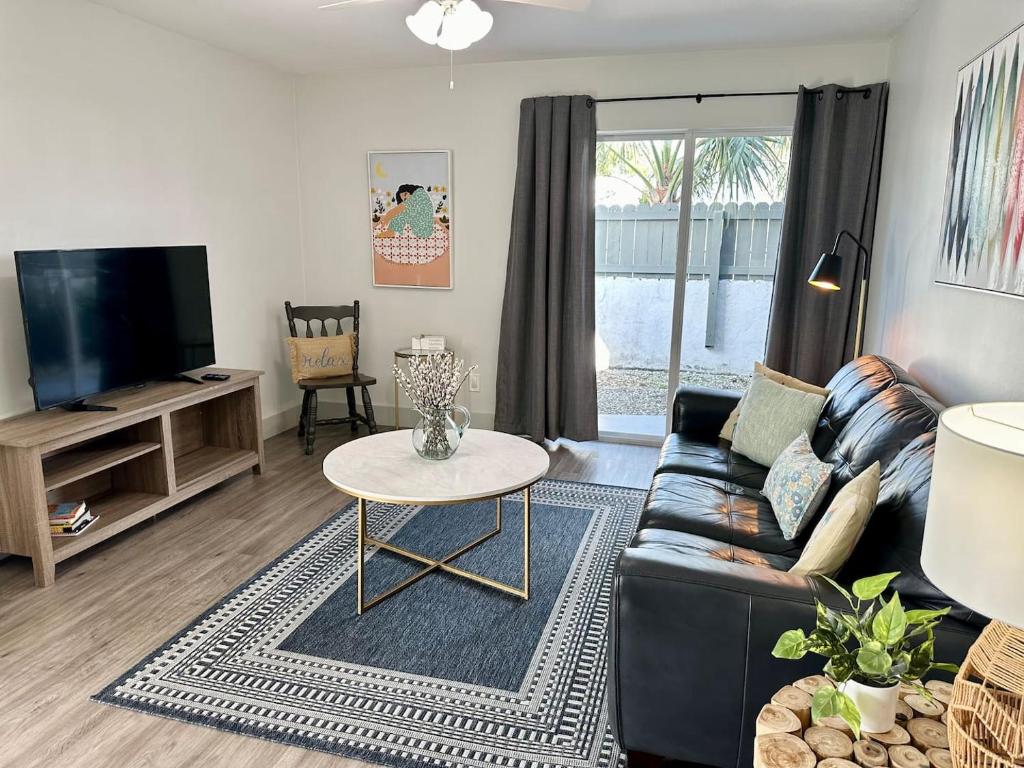 Una televisión o centro de entretenimiento en Palmettobay #3, 2 Bedroom4 Twin Bedspark 2 Cars