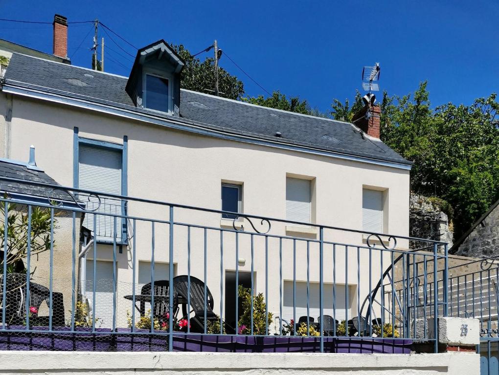 a white house with a fence in front of it at Maison familiale Chinon in Chinon