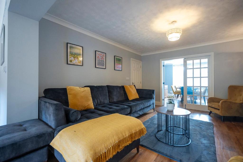 ein Wohnzimmer mit Sofa und Tisch in der Unterkunft Contractor & Professional Friendly House in Sleaford
