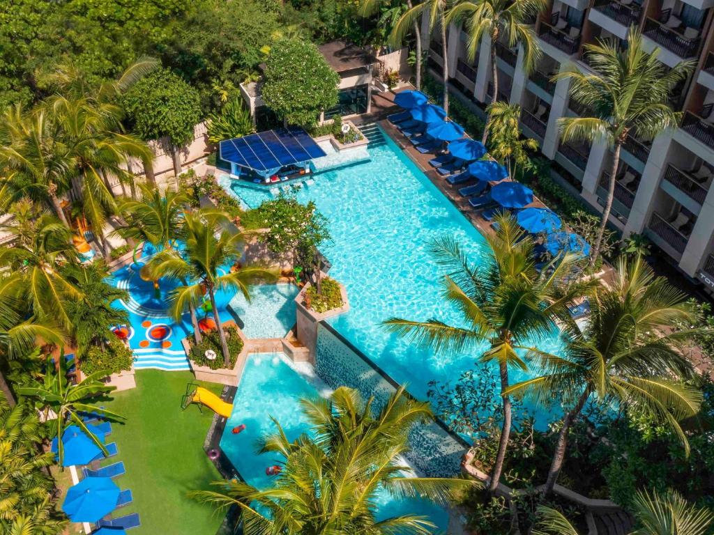 une vue aérienne d'une piscine dans un complexe hôtelier dans l'établissement Novotel Phuket Kata Avista Resort and Spa, à Kata Beach
