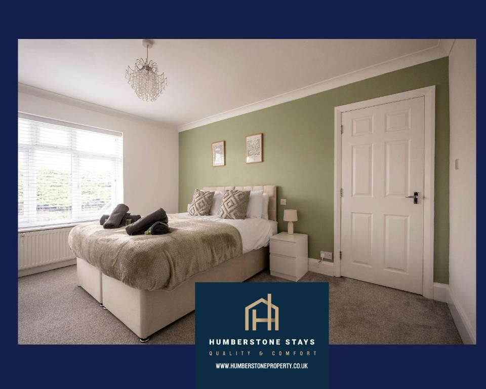 ein Schlafzimmer mit einem Bett und einer weißen Tür in der Unterkunft Contractor & Professional Friendly House in Sleaford