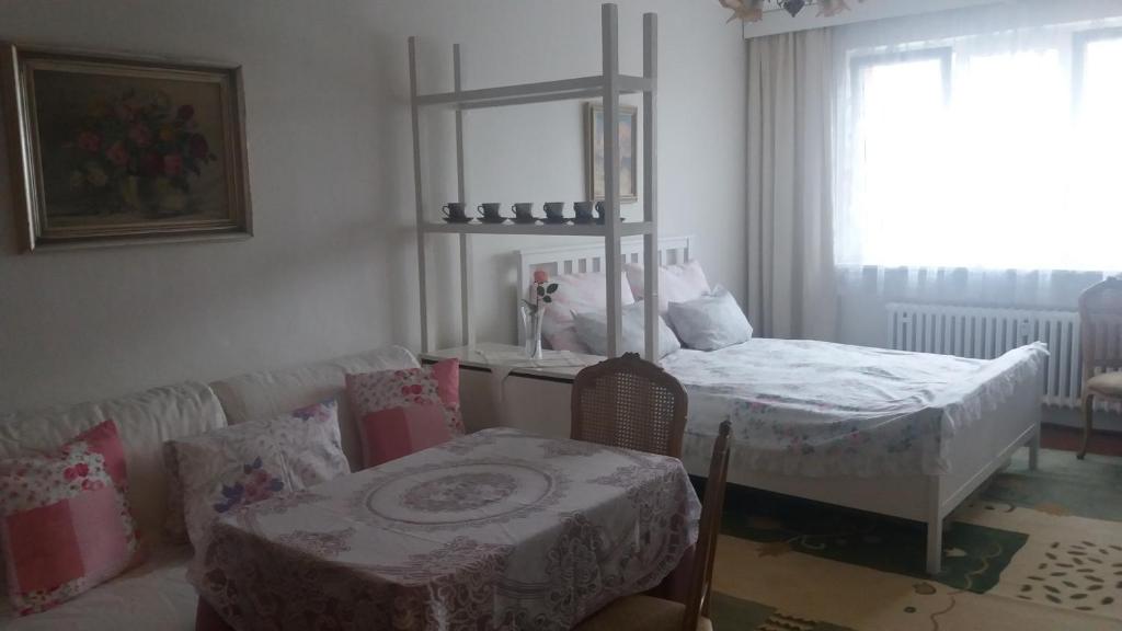 プラハにあるApartments Belandriaのリビングルーム(ソファ、テーブル、ベッド付)