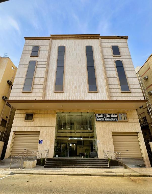 een gebouw met trappen en ramen aan de voorkant bij فندق منازل الحجاز شقق وغرف فندقية in Al ‘Azīzīyah