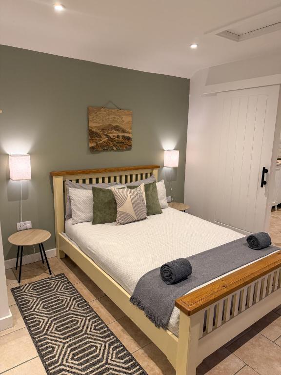 Postel nebo postele na pokoji v ubytování The Retreat, self-contained cosy Anex, M6 A75 Gretna Green