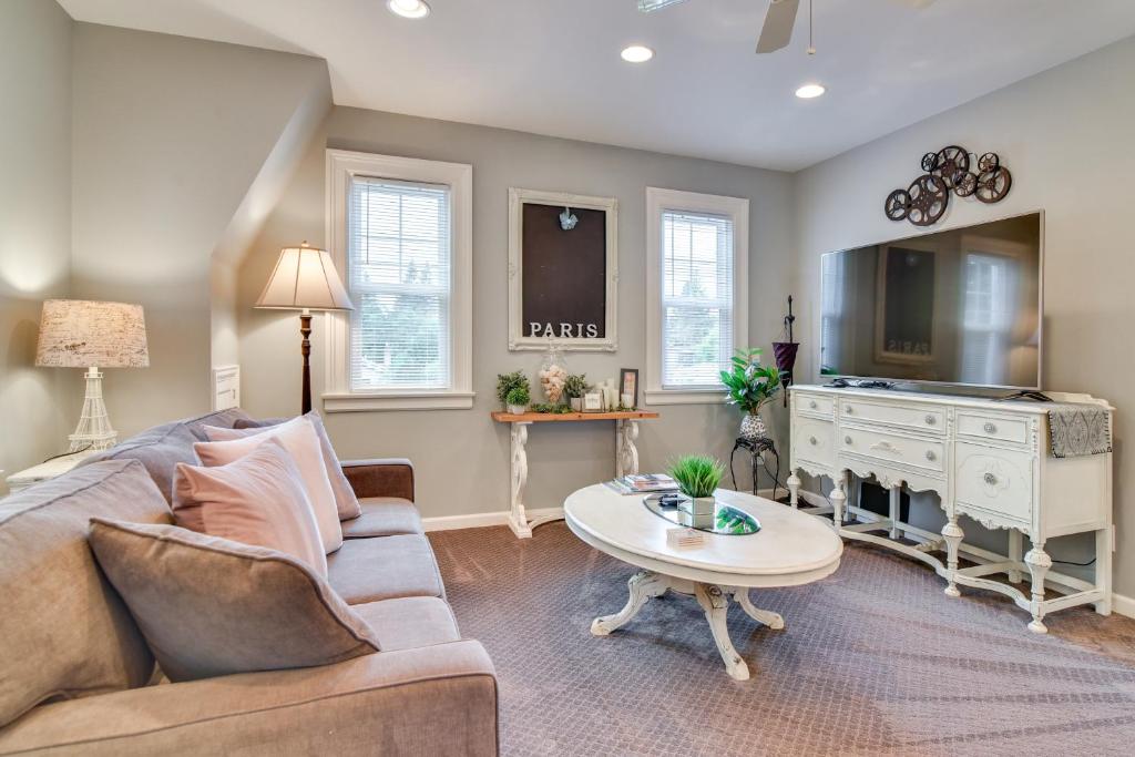 TV a/nebo společenská místnost v ubytování 2 Mi to Bay Park Charming Milwaukie Getaway