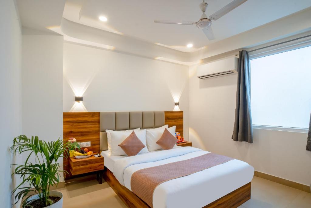 ein Schlafzimmer mit einem Bett und einem Fenster in der Unterkunft Hotel Travana Stay at Pitampura in Neu-Delhi