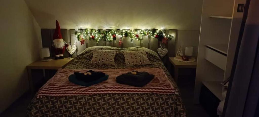 Ένα ή περισσότερα κρεβάτια σε δωμάτιο στο Au fil du Bonheur studio