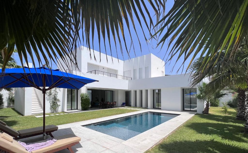 Bazén v ubytování Dar El Musc nebo v jeho okolí