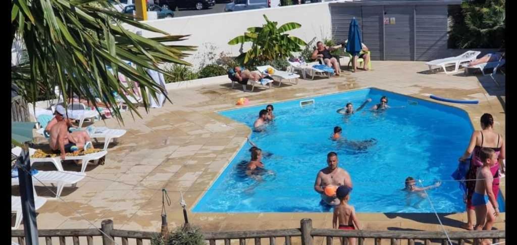 a group of people in a swimming pool at Camping 3 étoiles - Piscine - eehch0 in La Tremblade