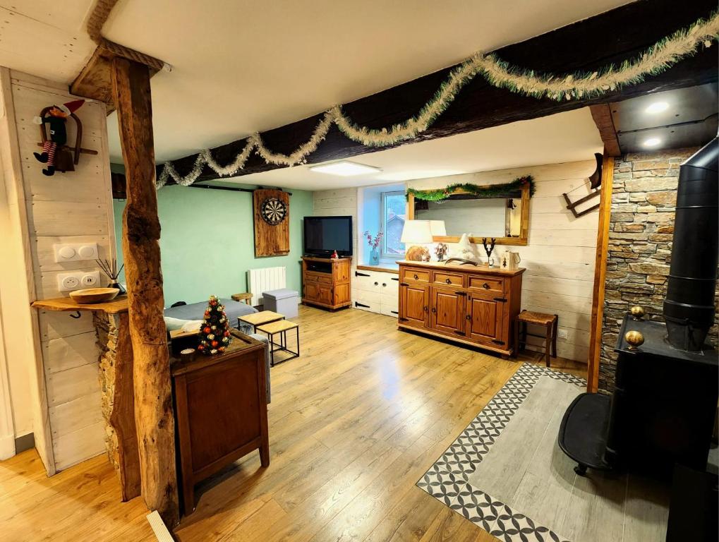 Il comprend un grand salon doté de parquet et d'une cheminée. dans l'établissement Maison au pied des montagnes ariégeoises, à Quié