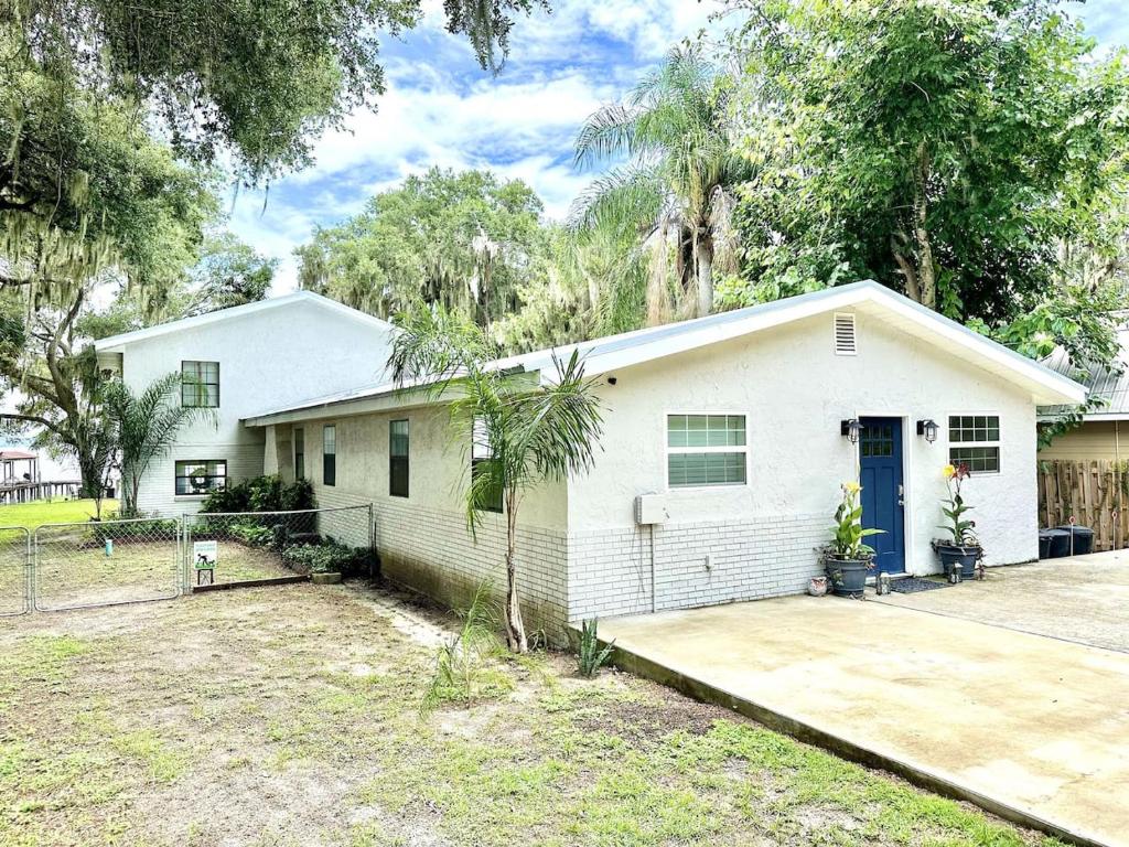 Το κτήριο όπου στεγάζεται  η παραθεριστική κατοικία