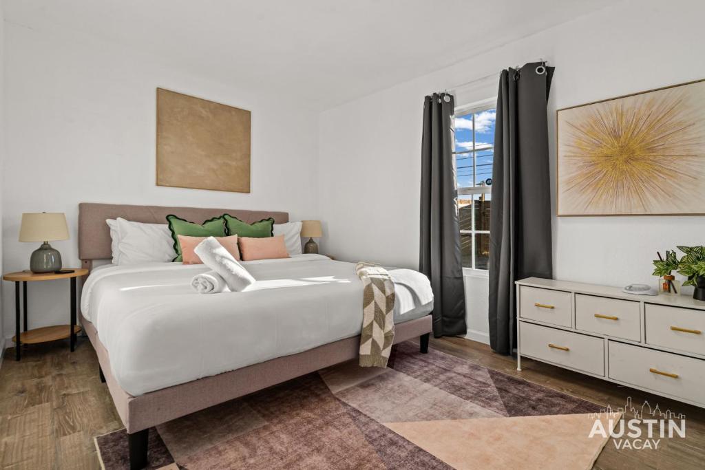 Ένα ή περισσότερα κρεβάτια σε δωμάτιο στο ATX 1BR 1BA Pet-Friendly Home, Mins to AUS w EV Charger and Grill by Austin Vacay